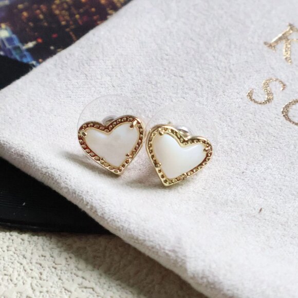 Kendra Scott Ari Heart Gold Stud Earrings Ivory Mother-Of-Pearl NEW - Picture 2 of 2